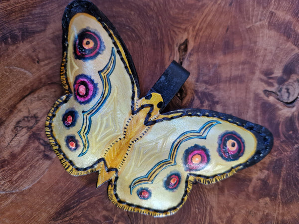 Deze vlinder is al compleet met lusje. Er is nog wel gelegenheid om op de achterzijde een eigen korte tekst of naam en datum op te laten schrijven